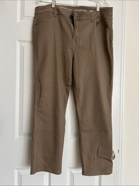 Avenue Straight-Leg Jeans in Brown